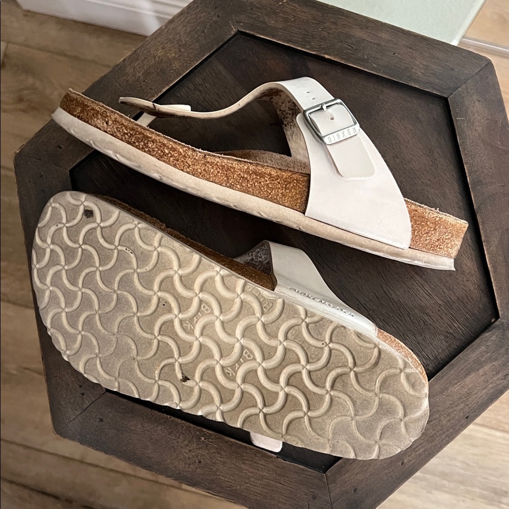 🛑 1 hour sale. Birkenstock White and Tan Thong Sandals - Picture 8 of 9